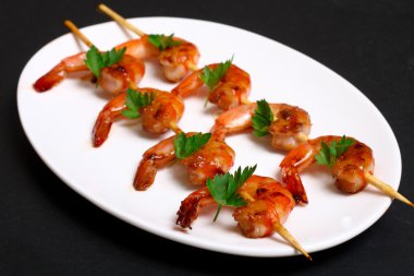 karides şiş üzerinde