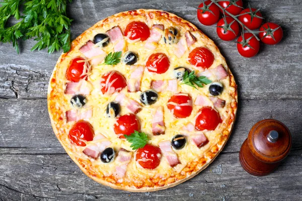 Pastırma, zeytin ve domates pizza