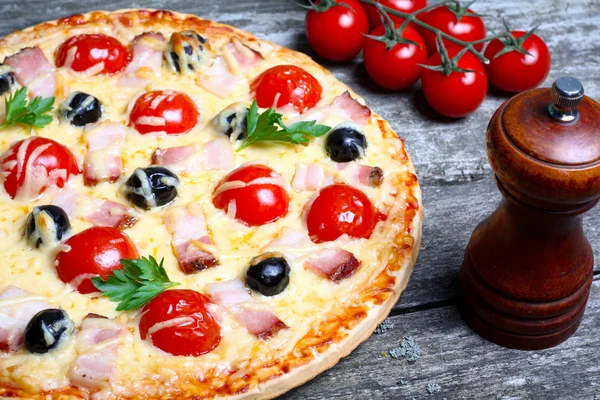 Pastırma, zeytin ve domates pizza