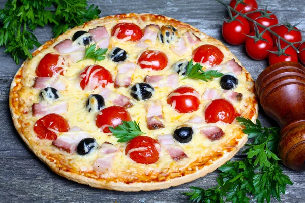 Pastırma, zeytin ve domates pizza