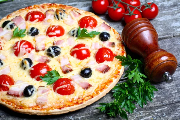 Pastırma, zeytin ve domates pizza