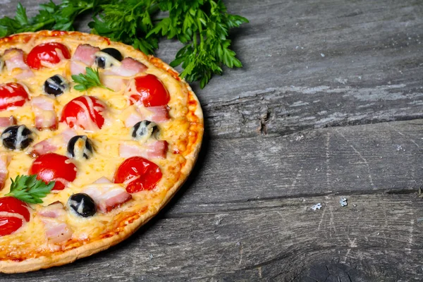 Pastırma, zeytin ve domates pizza