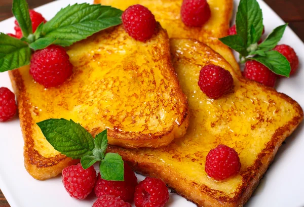 Delizioso french toast con lamponi e miele — Foto Stock