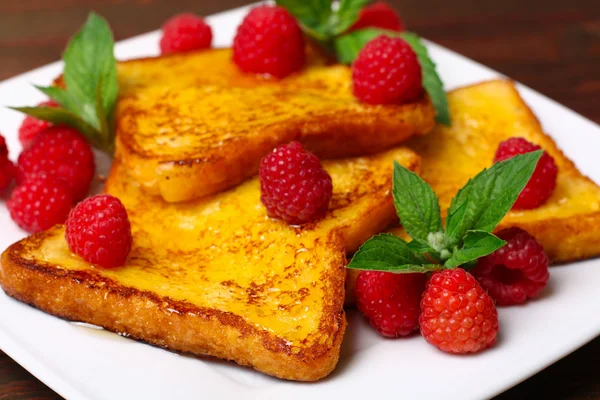 Delicious French toast with raspberries and honey — Stock Photo, Image