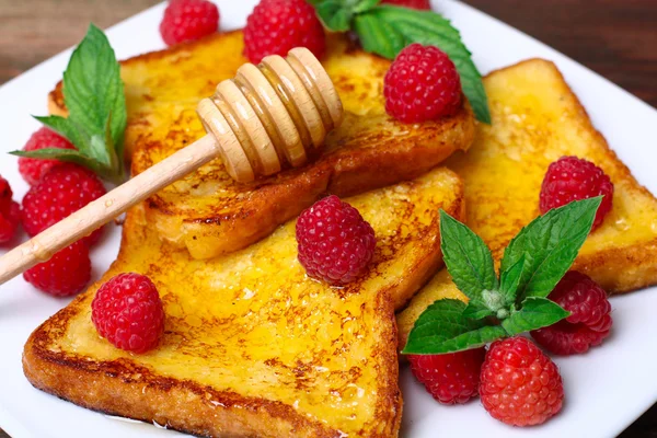 Deliciosa torrada francesa com framboesas e mel — Fotografia de Stock