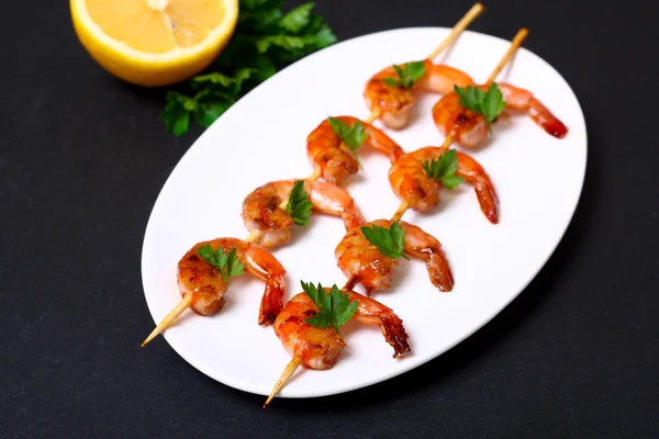 Shrimps on the skewers — Stock Photo, Image