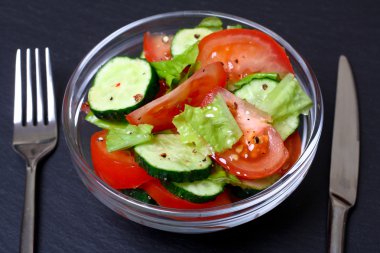 Domatesli taze salata, salatalık ve marul.