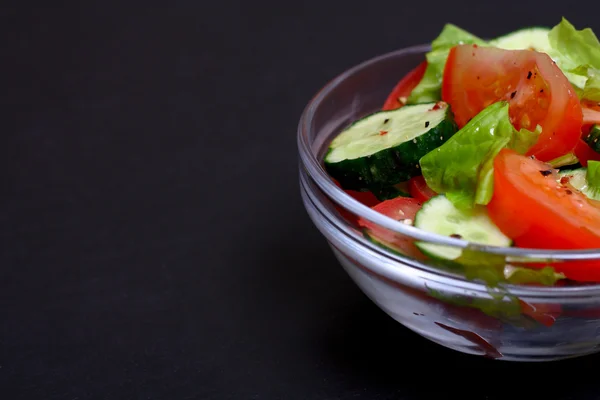 Domatesli taze salata, salatalık ve marul.