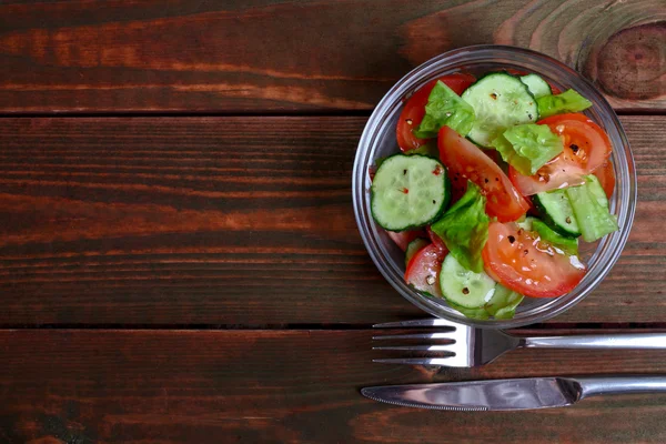 Domatesli taze salata, salatalık ve marul.