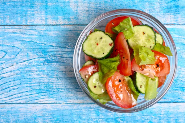 Domatesli taze salata, salatalık ve marul.