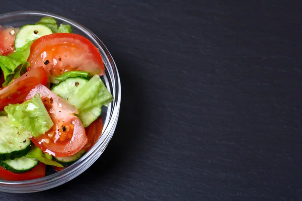 Domatesli taze salata, salatalık ve marul.