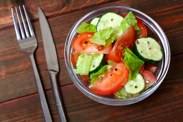 Domatesli taze salata, salatalık ve marul.