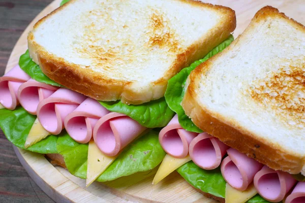 Emparedado con jamón, queso y lechuga — Foto de Stock