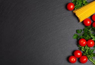 Pişmemiş makarna domates ve maydanoz ile.