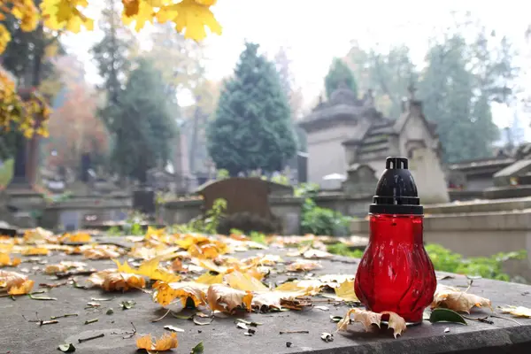 Красная Свеча Поверхности Старой Гробницы Осенними Листьями Другими Гробницами — стоковое фото