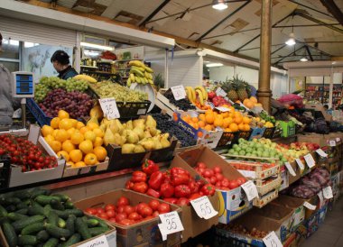 Meyve ve sebzelerle dolu renkli masalar.