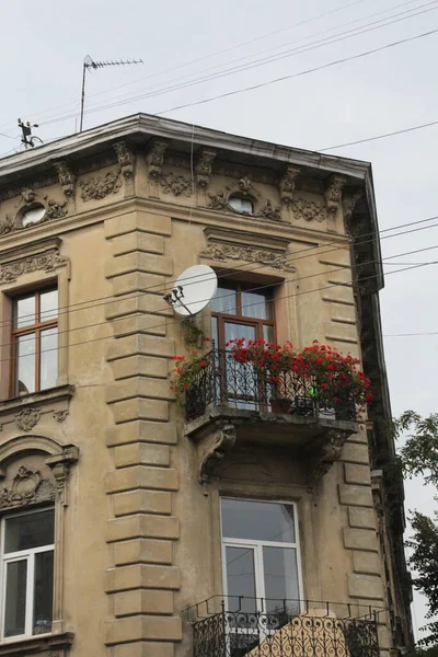 Sebuah Rumah Petak Tua Dengan Hiasan Dan Ornamen Dan Balkon — Stok Foto