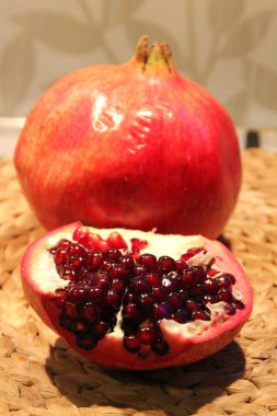 Bir nar ve çekirdekli bir nar. Yarı açık.