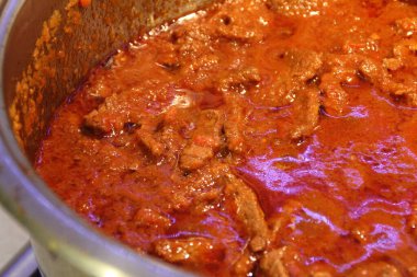 Güveç, tencerede soslu et.