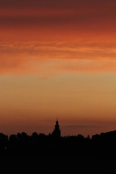 Iglesia Entre Los Árboles Sobre Fondo Del Sol Poniente Rojo — Foto de Stock