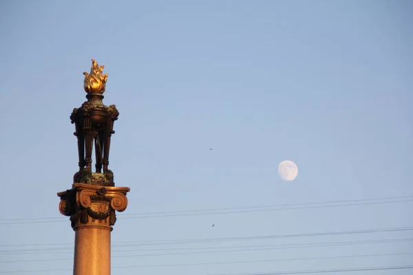 Eine Säule Mit Schnitzerei Oben Vergoldet Hintergrund Der Mond Fliegende — Stockfoto