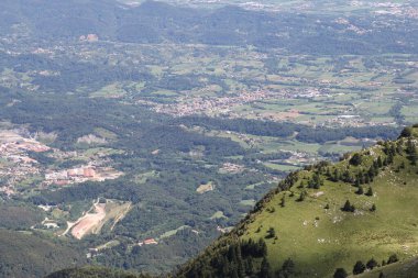 Dağlardan ovalara, çayırlara, tepelere, ışık oyunlarına