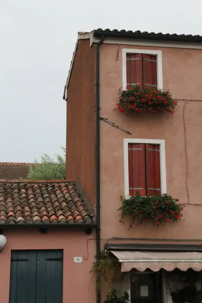 Klassiek Klein Bakstenen Huis Een Klein Italiaans Stadje Met Balkons — Stockfoto