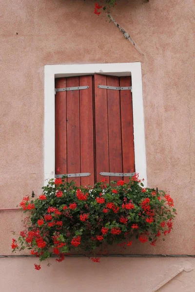 Een Oranje Italiaans Huis Met Een Raam Met Gesloten Luiken — Stockfoto