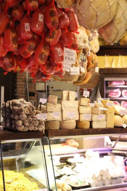 Market, salam ve jambon raflarda yığılı, çeşitli peynirler, salamlar...