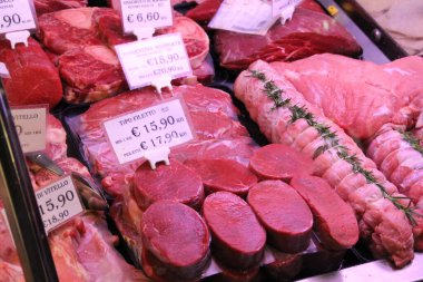 Et hazır, işlenmiş, tezgahta güzelce düzenlenmiş, sığır eti ve domuz eti.