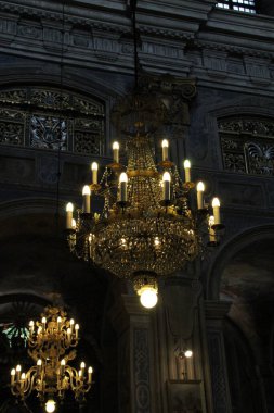 Işıklardan ve kristallerden yapılmış bir avize, mum şeklinde lambalar.