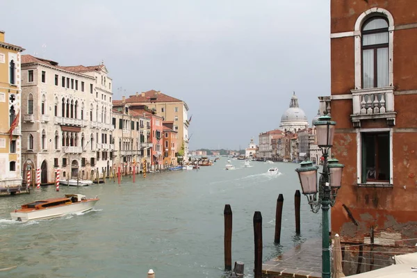 Old Large Water Canal Venice Boats Wooden Piles Stuck Water — Stock Photo, Image