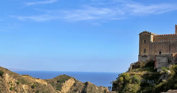 Вершині Гори Церкви Навколо Пагорба Відстані Вид Море Італія Сицилія — стокове фото