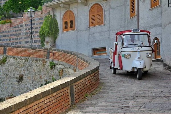 Pequeno Carro Italiano Três Rodas Macaco Dirigindo Longo Das Ruas — Fotografia de Stock