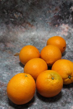 Tezgahta taze portakallar, taze meyve istifi, portakal.