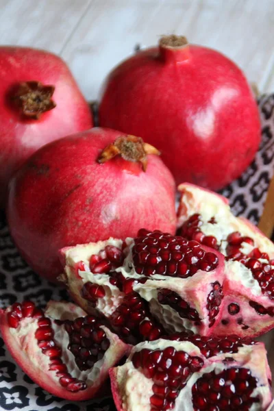 Three Beautiful Red Pomegranates Pomegranates Tray Pomegranate Seeds Colored Napkin — Stock Photo, Image