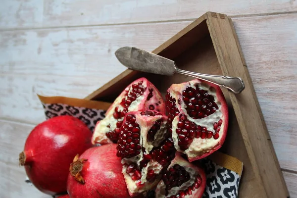 Three Beautiful Red Pomegranates Pomegranates Tray Pomegranate Seeds Colored Napkin — Stock Photo, Image