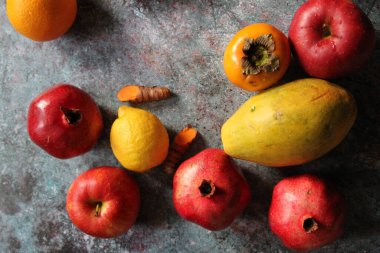 Kırmızı nar, papaya tohumu meyve suyu, vitamin, turuncu papaya, renkli meyve, elma, taze zerdeçal dilimi.