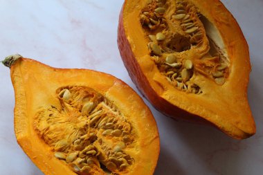  Portakal kabağı ikiye bölünmüş, kabak çekirdeği.