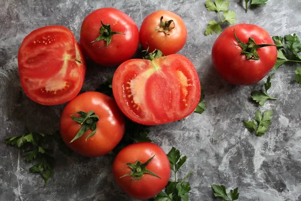 Staplade Tomater Röda Tomater Skivade Tomater Och Persilja Färska Grönsaker — Stockfoto
