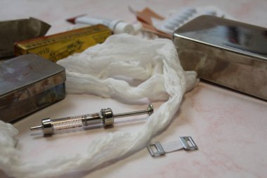 yalan şırınga, bandaj, eski tip insülin şırınga, hastane, hastane ekipmanı ve haşlama kabı, ilaç, aşı, hap, ayarlanmış hastane ekipmanı, sağlık bakımı