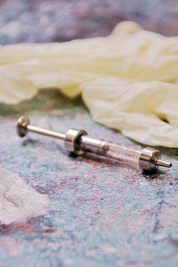 Şırınga ve lastik eldivenler, aşı ekipmanları ve koruyucu eldivenler.,