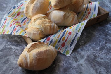 Taze ekmek, taze, çıtır çıtır ekmek, güzel pişmiş buğday ekmeği, çıtır ekmek kabuğu, renkli peçetedeki ekmek.