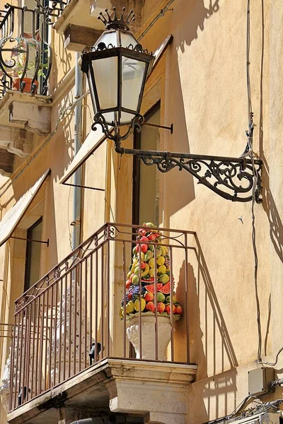 Oude Balkons Een Klein Italiaans Dorp Met Keramische Decoratie Het — Stockfoto