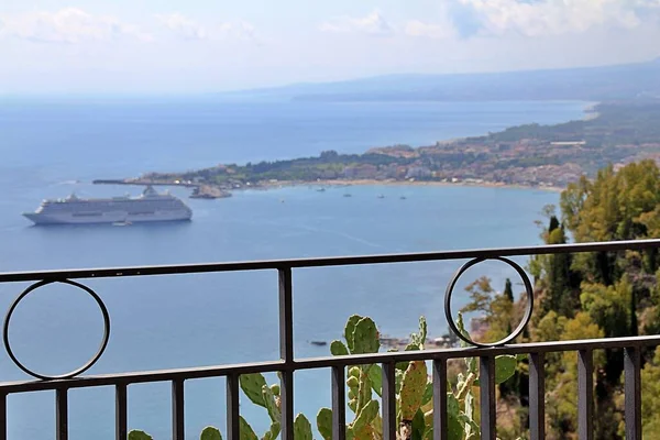 Bela Vista Baía Costa Siciliana Navio Pela Praia Baía Vista — Fotografia de Stock