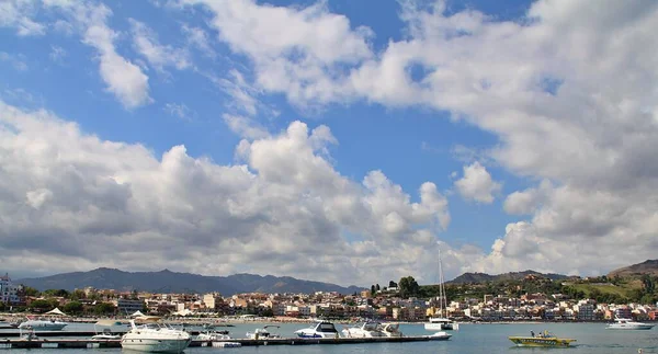 Mountain View Sea Lot Dense White Clouds Them Mountains Descending — Fotografia de Stock