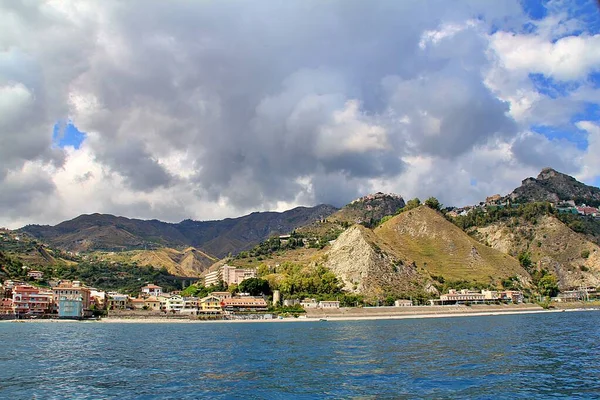 Vista Costa Giardini Naxos Montanhas Edifícios Residenciais Abaixo Deles Praia — Fotografia de Stock