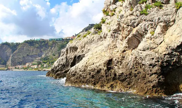 Блакитна Морська Вода Скелі Печера Вирізана Скелі Біля Моря Синя — стокове фото