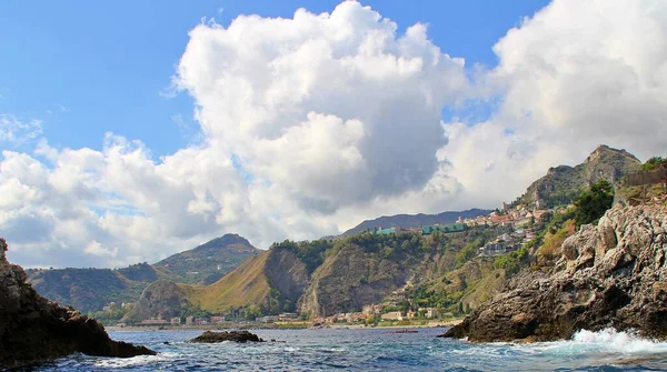 Água Azul Mar Rochas Ondas Sobre Mar Sicília Itália Casas — Fotografia de Stock