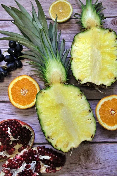 Ganze Ananas Halbiert Zwei Stück Ananashälften Ananasfrucht Auf Holzgrund Gelbe — Stockfoto